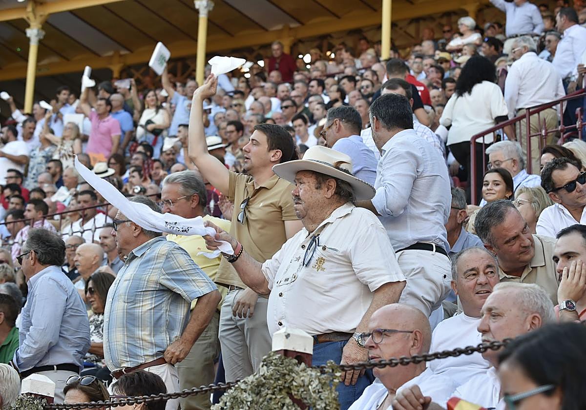 Asistentes a la primera corrida de la Feria en La Condomina.