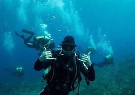 Varios alumnos de la UPCT durante uno de sus cursos de buceo.