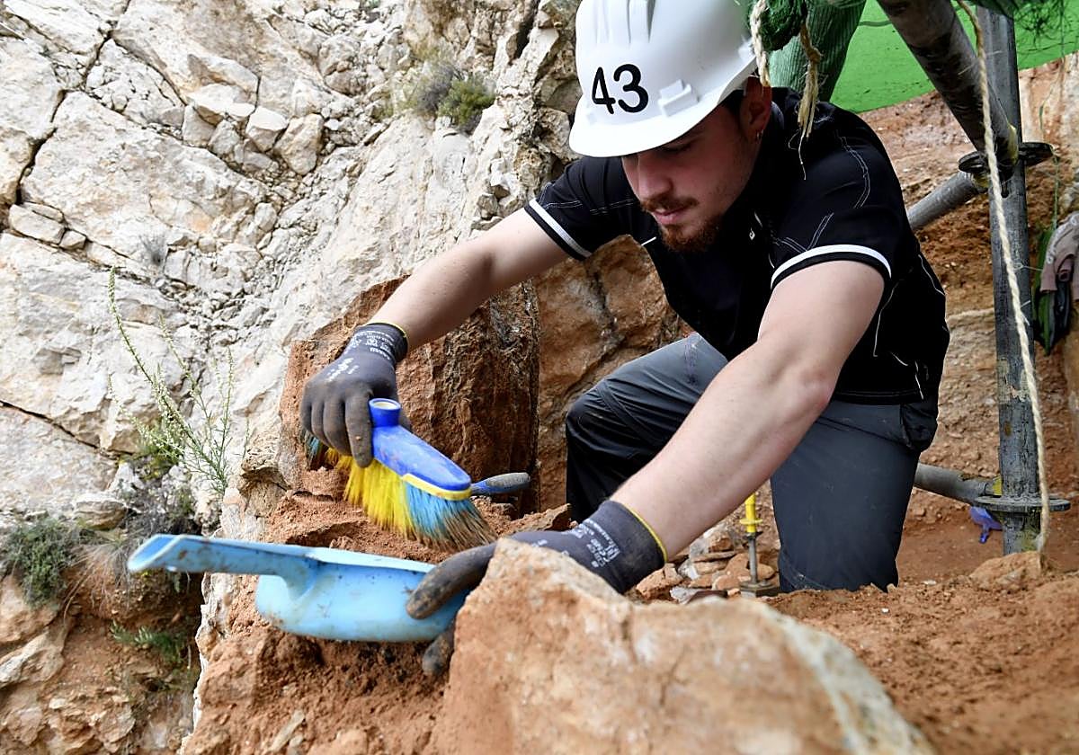 El investigador que ha liderado el estudio, Albert Navarro, en el yacimiento de Quibas, en Abanilla.