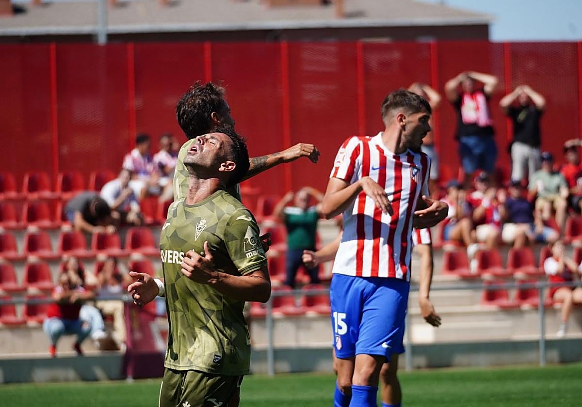 Bustos, extremo del Real Murcia, se lamenta tras una oportunidad desperdiciada.