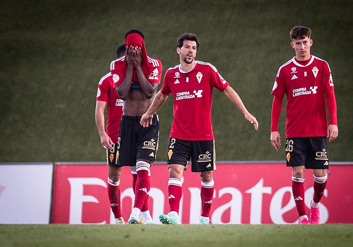 Sabit, con la cara tapada, José Ruiz y Svidersky, en el 5-1 de 2024.