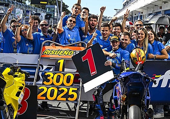 Juan Francisco Risueño celebrando el campeonato de SS300 con su equipo en Estoril.