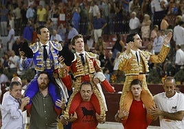 Los tres diestros a hombros antes de salir por la puerta grande del coso centenario de La Condomina.
