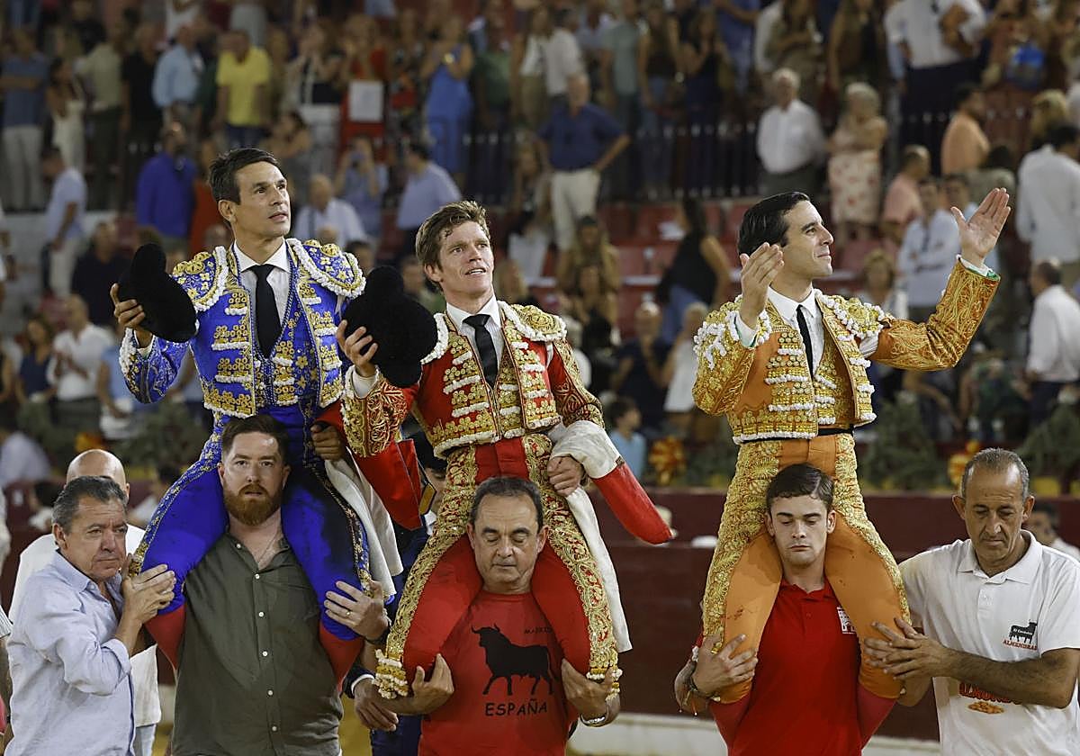 Los tres diestros a hombros antes de salir por la puerta grande del coso centenario de La Condomina.