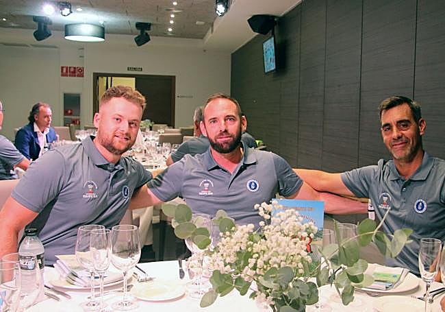 Buen ambiente entre los compañeros de equipo durante la cena previa a la contienda