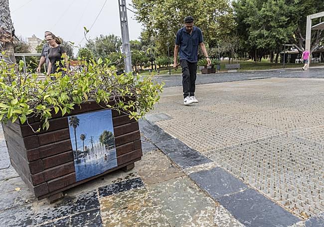 Cartel aparecido en un macetero junto a la fuente averiada.