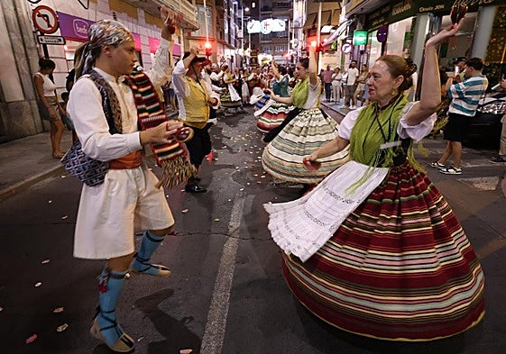 Un momento del desfile de grupos huertanos por la calle de Correos, anoche.