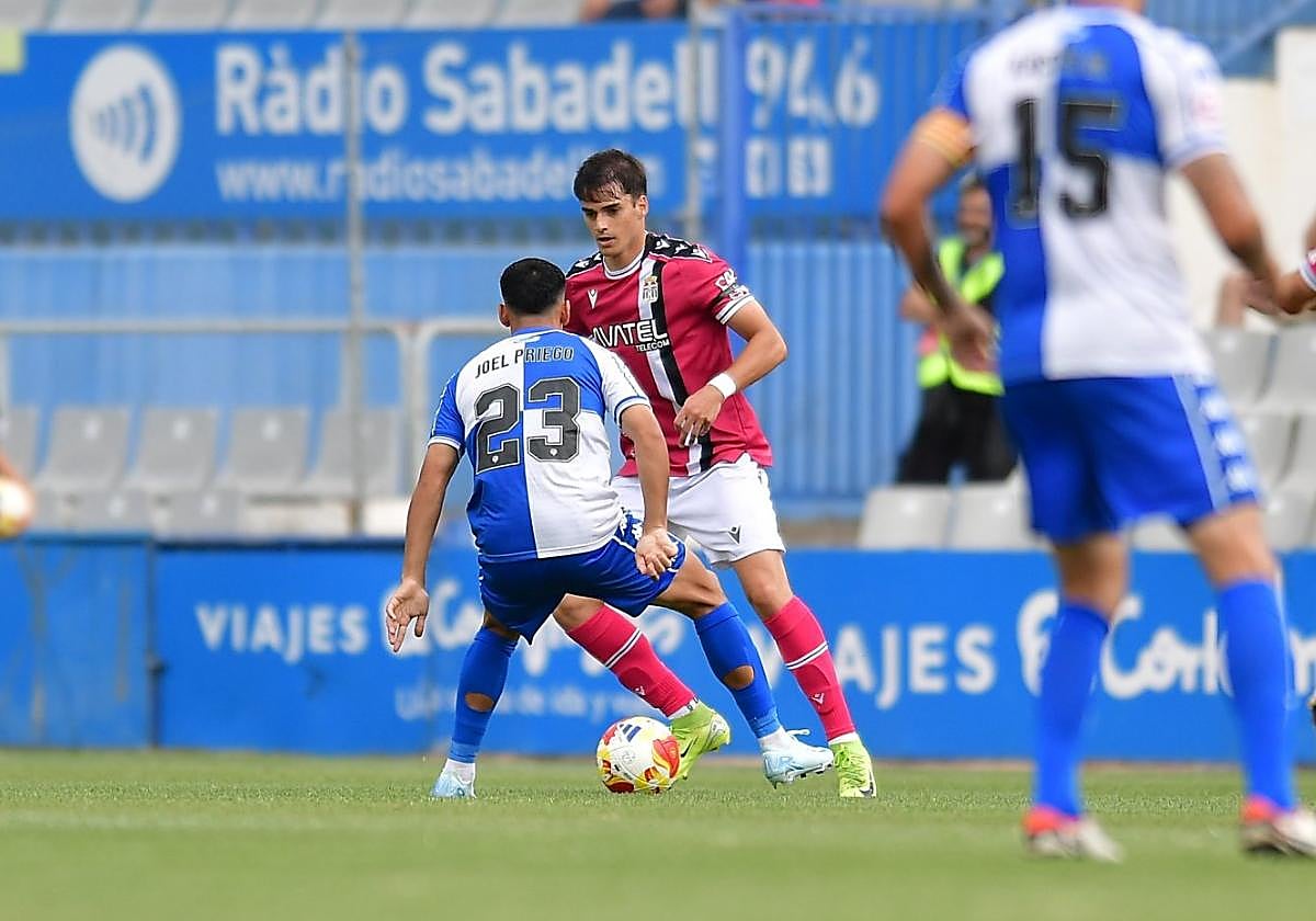 Nil Jiménez encara a Joel Priego, en el partido del pasado sábado en la Nova Creu Alta de Sabadell.
