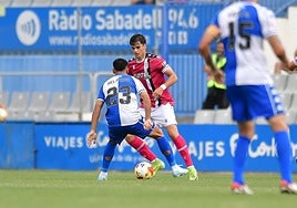 Nil Jiménez encara a Joel Priego, en el partido del pasado sábado en la Nova Creu Alta de Sabadell.