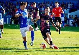 Pipo, extremo del Águilas, intenta dejar atrás al lateral Sierra, en el partido ante el Linares.
