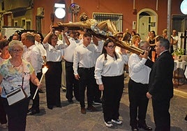 La imagen titular de la Hermandad, portada por un grupo mixto.