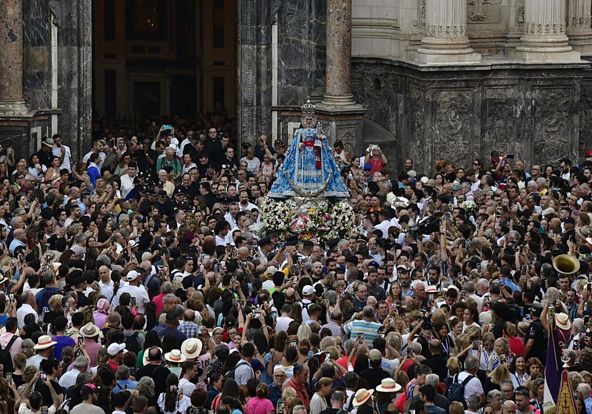 Miles de fieles rodean y acompañan a la Fuensanta en su salida de la Catedral.