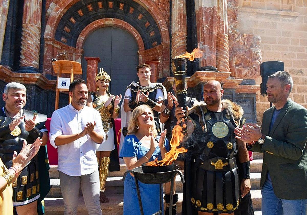La edil de Festejos, el alcalde de Caravaca y los festeros, en el encendido del pebetero.
