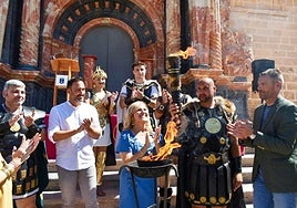 La edil de Festejos, el alcalde de Caravaca y los festeros, en el encendido del pebetero.