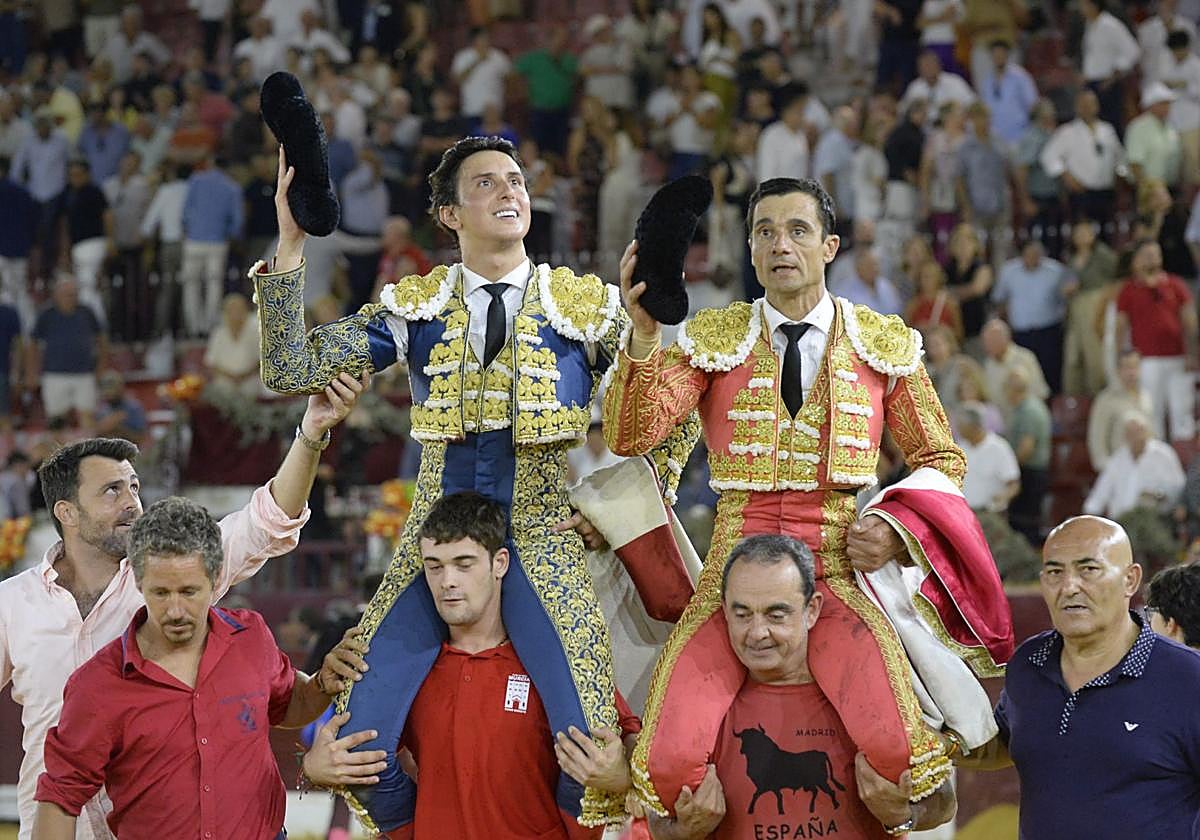 Roca Rey y Paco Ureña salen a hombros de la corrida de la Romería