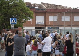 Padres y alumnos protestan este miércoles frente a las puertas del centro en obras.
