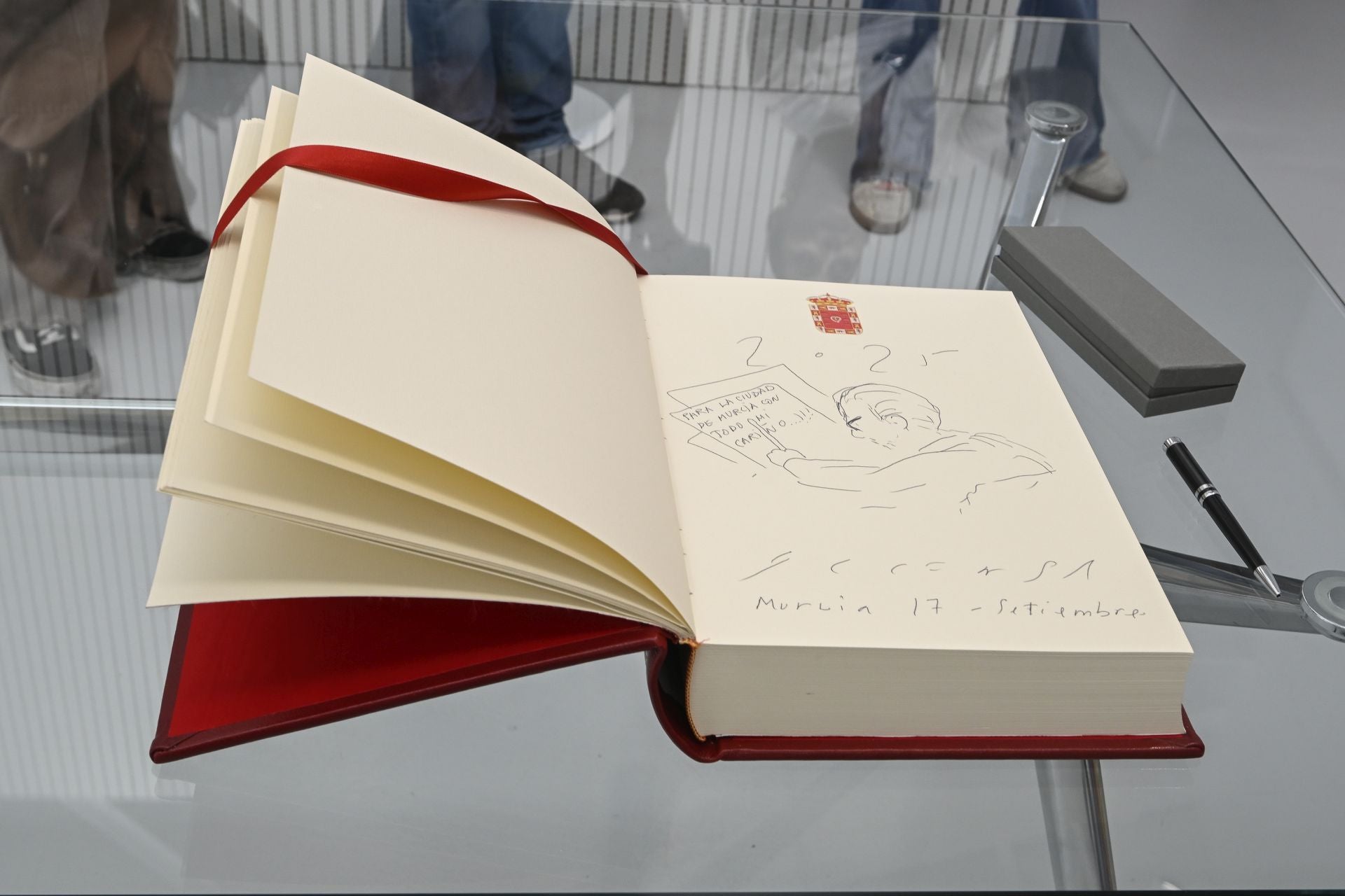 La visita a la Cárcel Vieja de Murcia del artista internacional Jaume Plensa, en imágenes