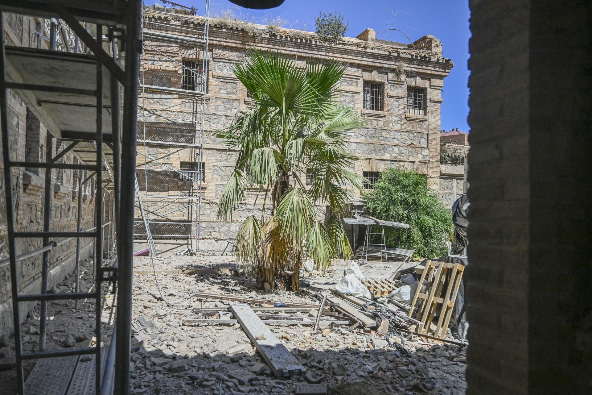 La visita a la Cárcel Vieja de Murcia del artista internacional Jaume Plensa, en imágenes