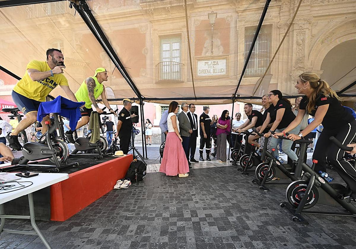 Actividad de la campaña 'UMEdula', dirigida a concienciar sobre la importancia de la donación de médula ósea, este miércoles en la plaza Cardenal Belluga de Murcia.