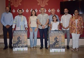 Representantes del Bando de los Caballos del Vino y autoridades, con el cartel anunciador de la romería