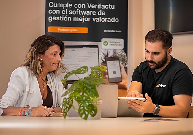 Una empresaria murciana resolviendo sus dudas sobre Verifactu con un consultor de STEL Order especializado en sistemas de facturación electrónica.