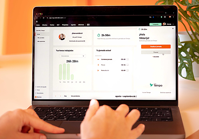 Una trabajadora, gestionando sus fichajes a través de la funcionalidad Tempo, incluida en el software.