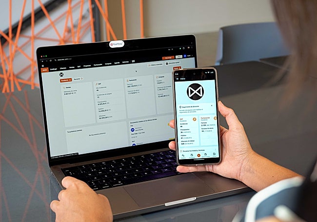 Una usuaria de STEL Order, accediendo a toda la información que necesita de su empresa, gracias a le versión web y 'app' del software.
