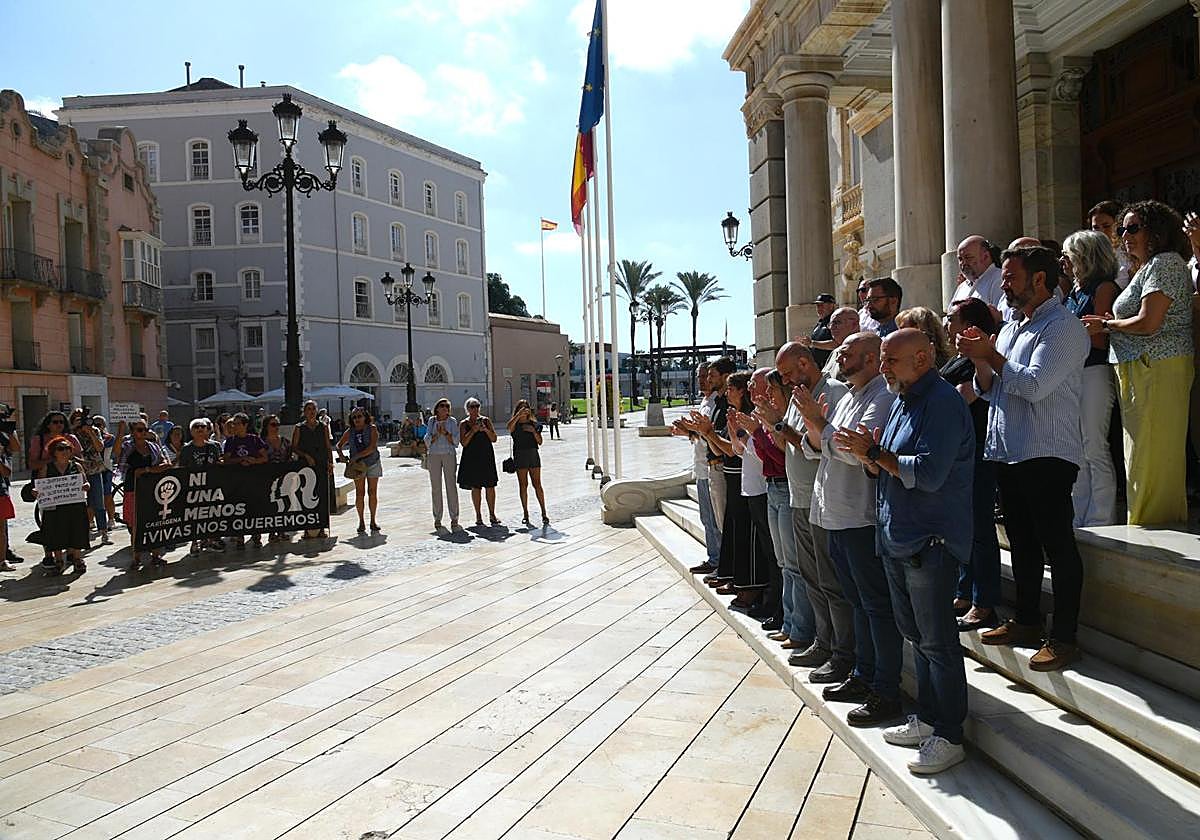 Concejales del Ayuntamiento, concentrados este miércoles frente al Palacio Consistorial.