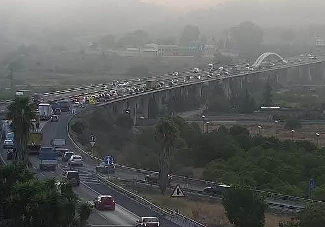 Tráfico congestionado en la A-7 a la altura de Javalí Nuevo.