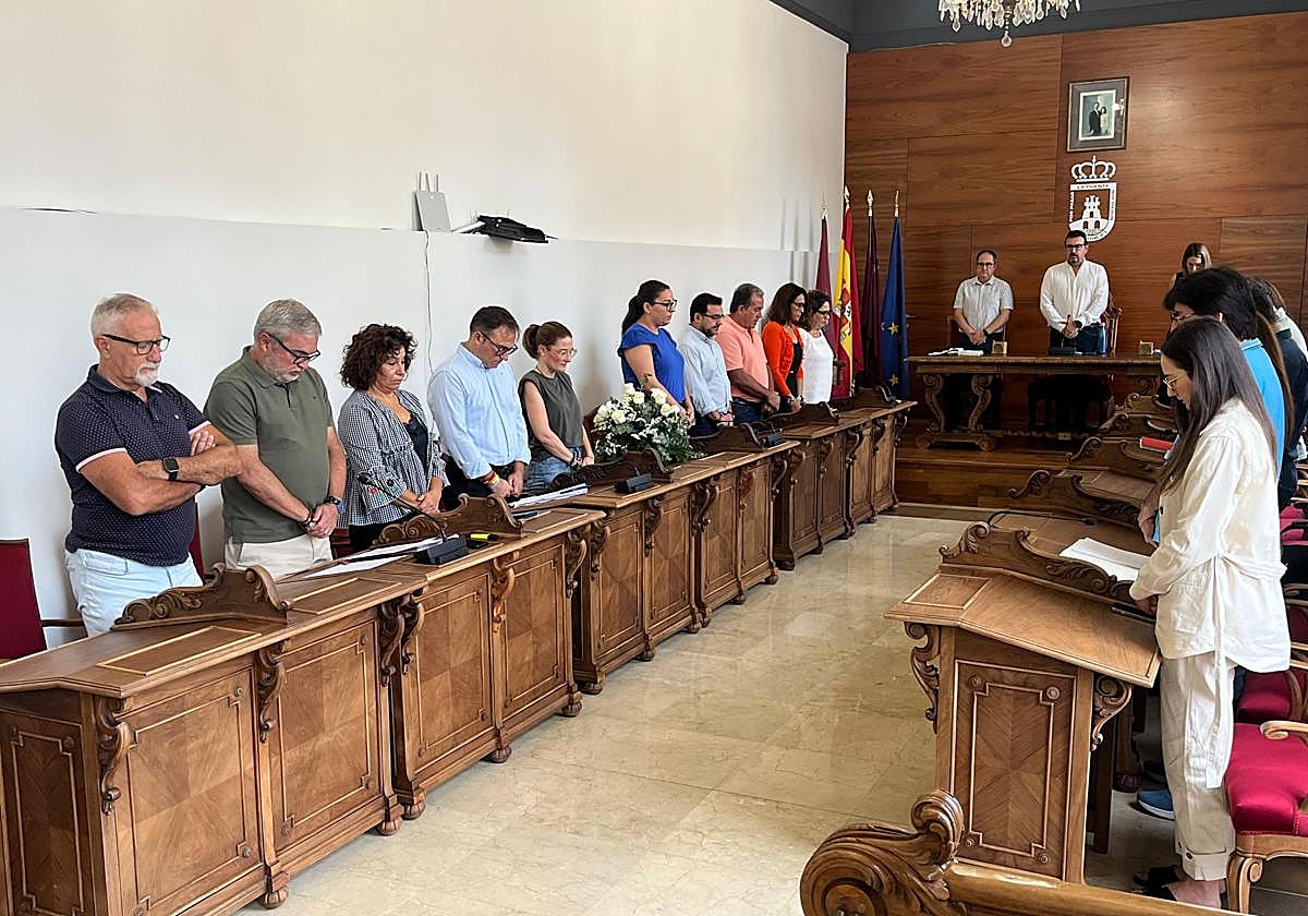 La corporación municipal guarda un minuto de silencio en el Pleno de este miércoles tras la muerte de Amparo Pino.