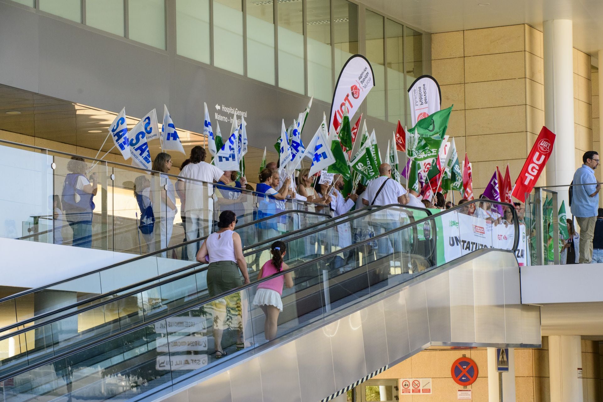 Nueva protesta por el Estatuto sanitario en Murcia, en imágenes
