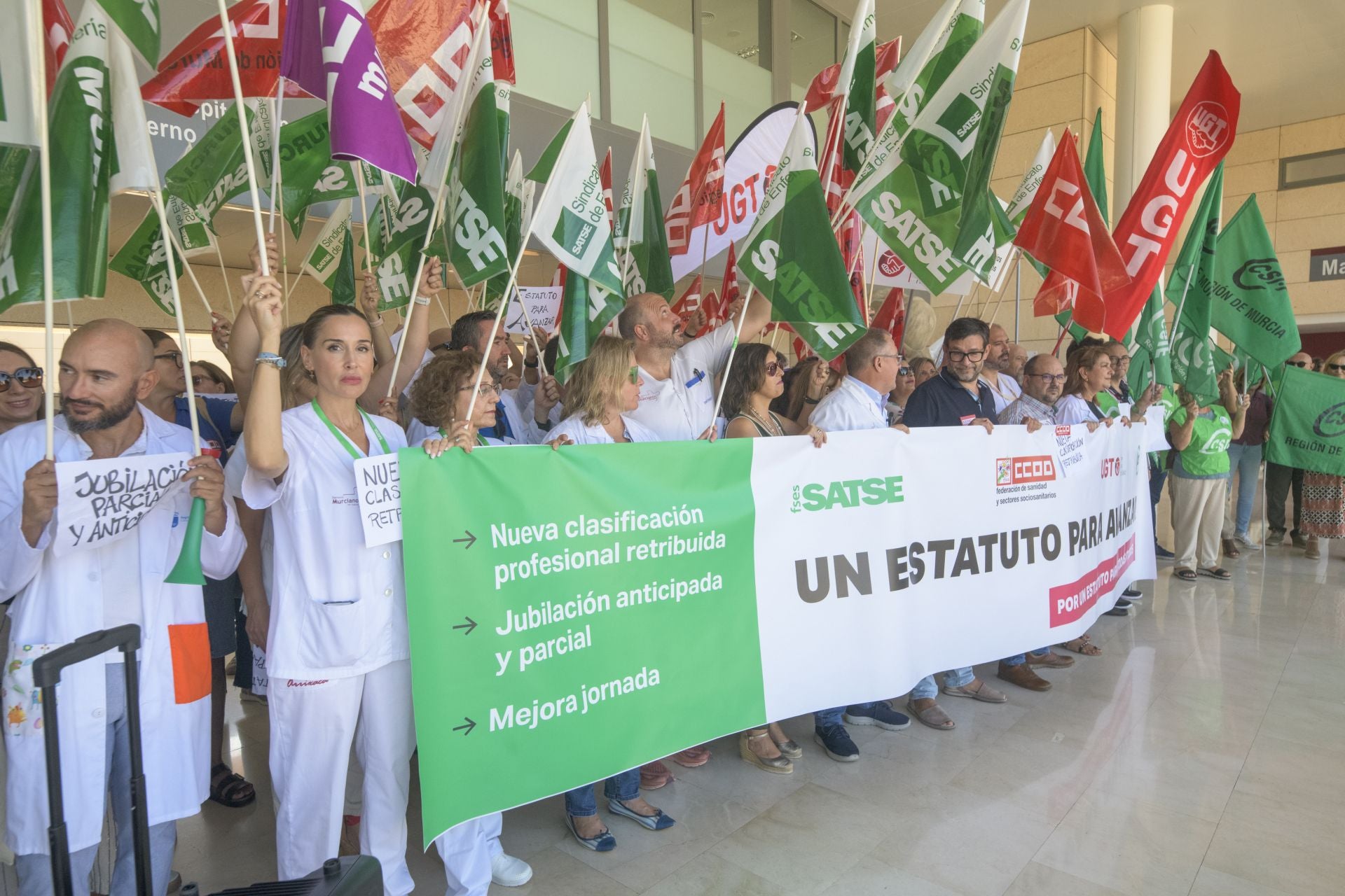 Nueva protesta por el Estatuto sanitario en Murcia, en imágenes