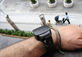 Un hombre muestra la pulsera telemática que lleva consigo tras ser condenado por violencia de género.