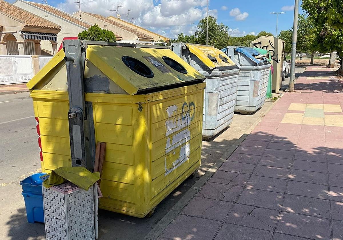 Contenedores que serán sustituidos, en una calle de Los Alcázares.