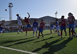 Un duelo del partido de ayer entre la Minera y el Molinense.