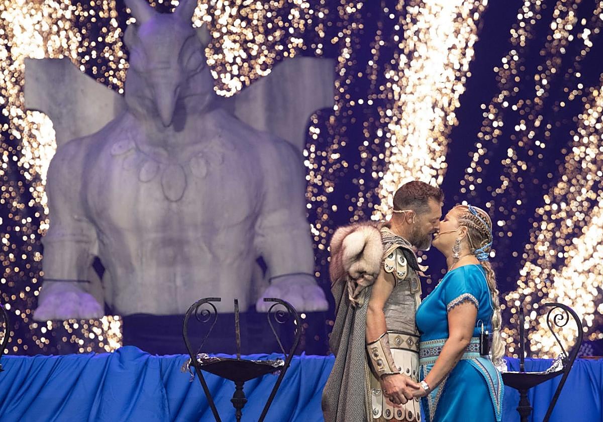 Aníbal e Himilce sellando su amor. A la izquierda, incursión de Aníbal entre el público.