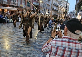Un turista hace una fotografía durante el Gran Desfile, que tendrá lugar el sábado, 27 de septiembre.