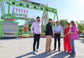 El alcalde de Lorca visita el recinto ferial para supervisar el montaje de las atracciones, ayer.