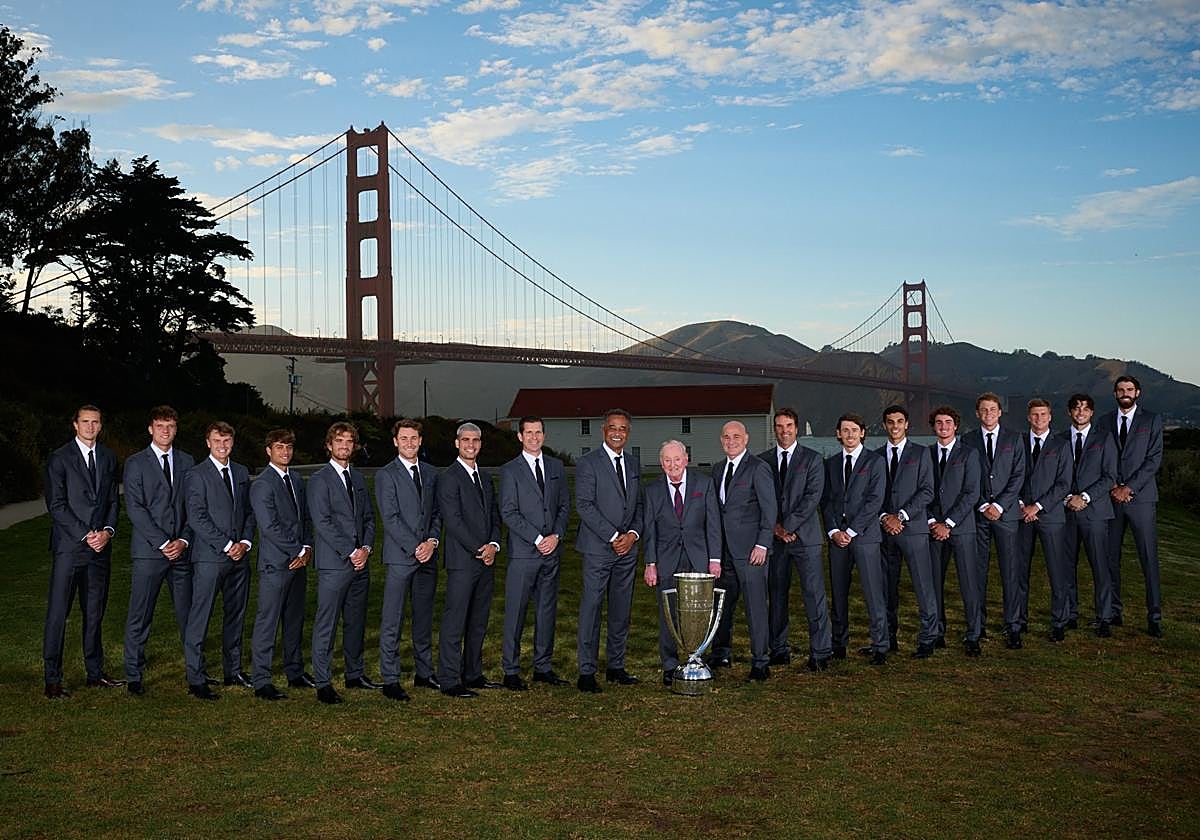 Los componentes de los dos equipos y sus capitanes, junto al legendario Rod Laver, en San Francisco.