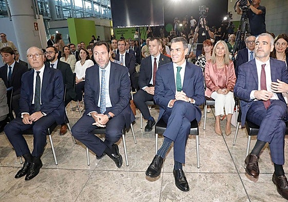Javier Marín, Óscar Puente, Pedro Sánchez y Maurici Lucena, este jueves en el aeropuerto de Alicante.