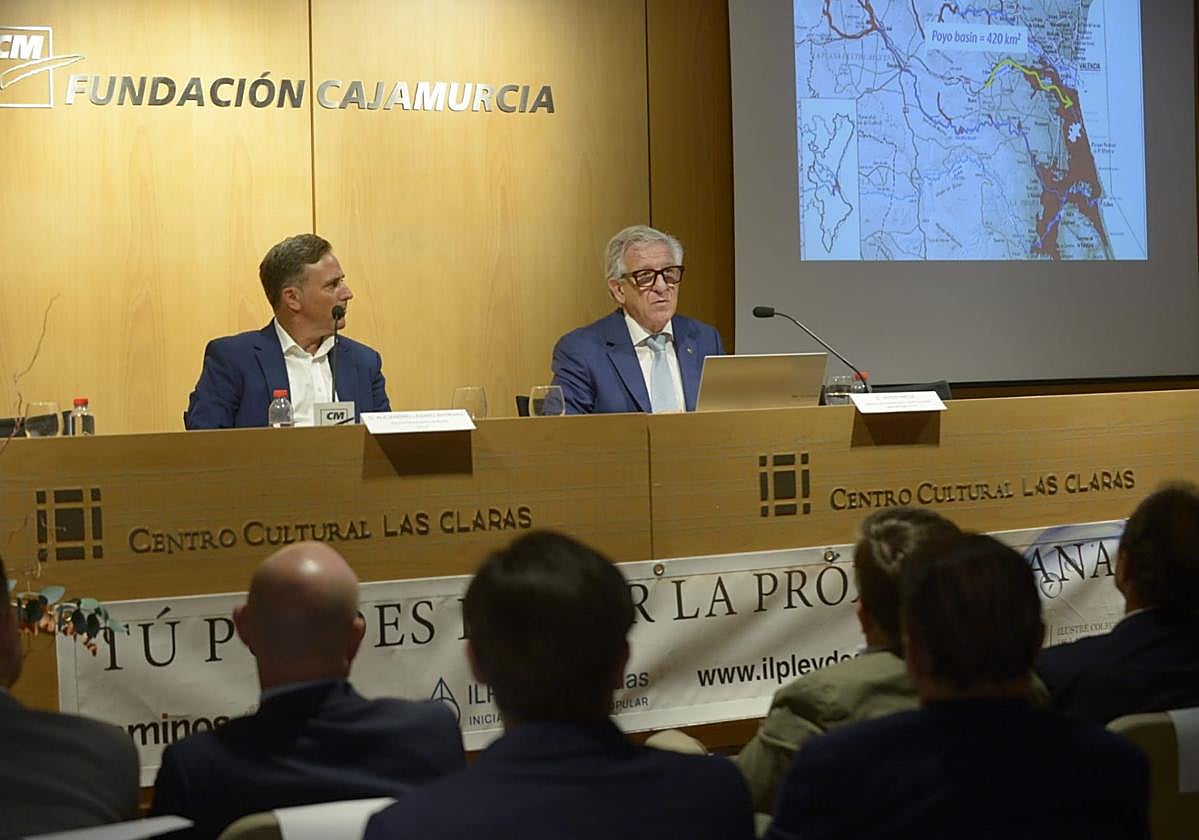 Los decanos de los ingenieros de Caminos, Canales y Puertos de Murcia y Valencia, Alejandro Lázaro y Javier Machí, durante una jornada este jueves para informar sobre la 'ILP Ley de Aguas'.