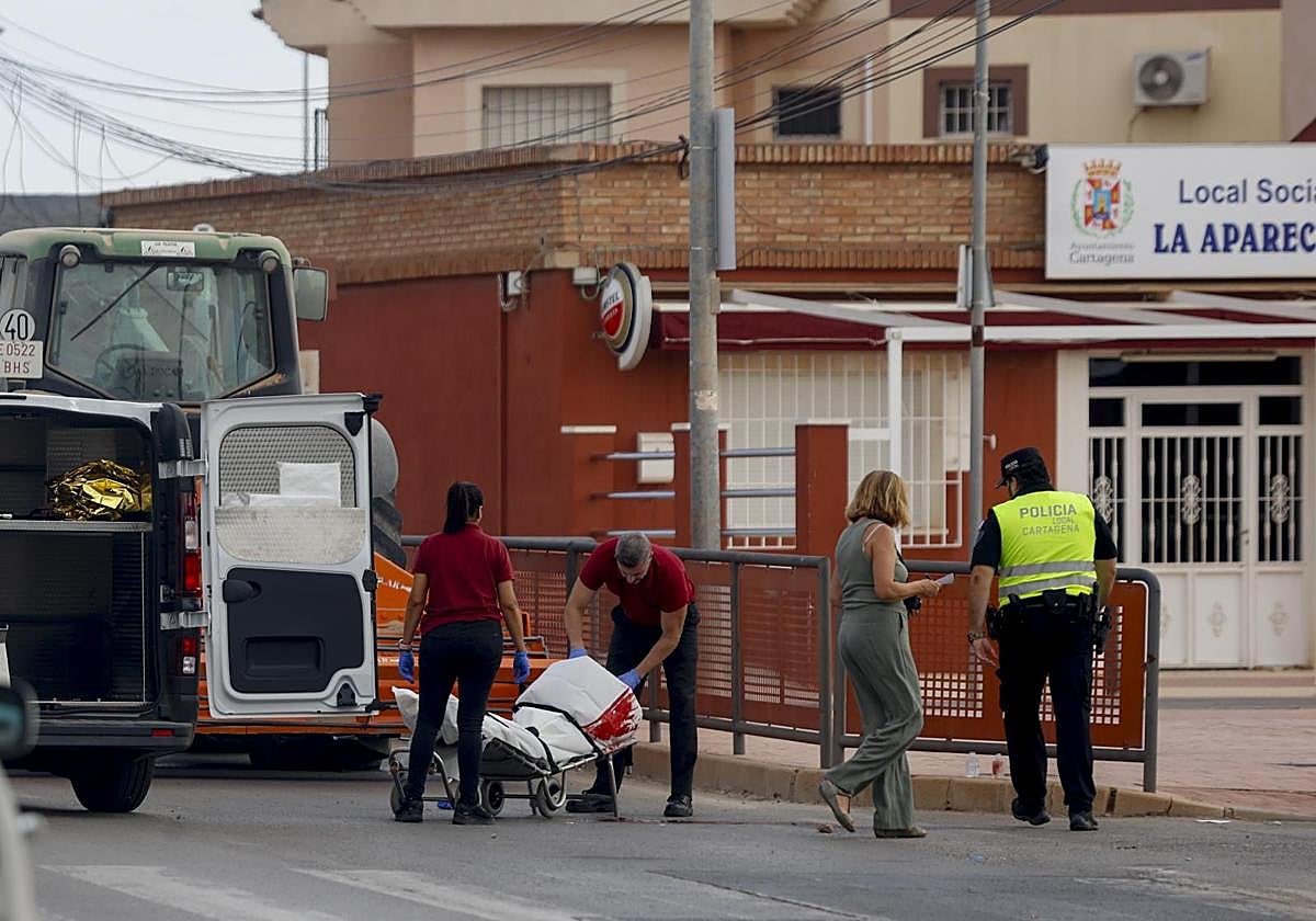 Momento del levantamiento del cadáver de la joven atropellada en La Aparecida.
