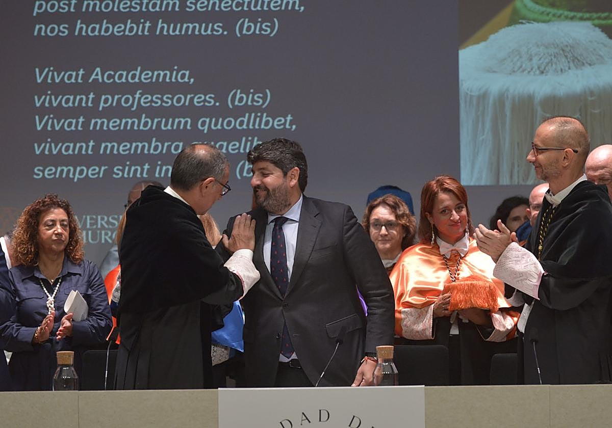 Luján saluda al presidente de la Comunidad, López Miras.