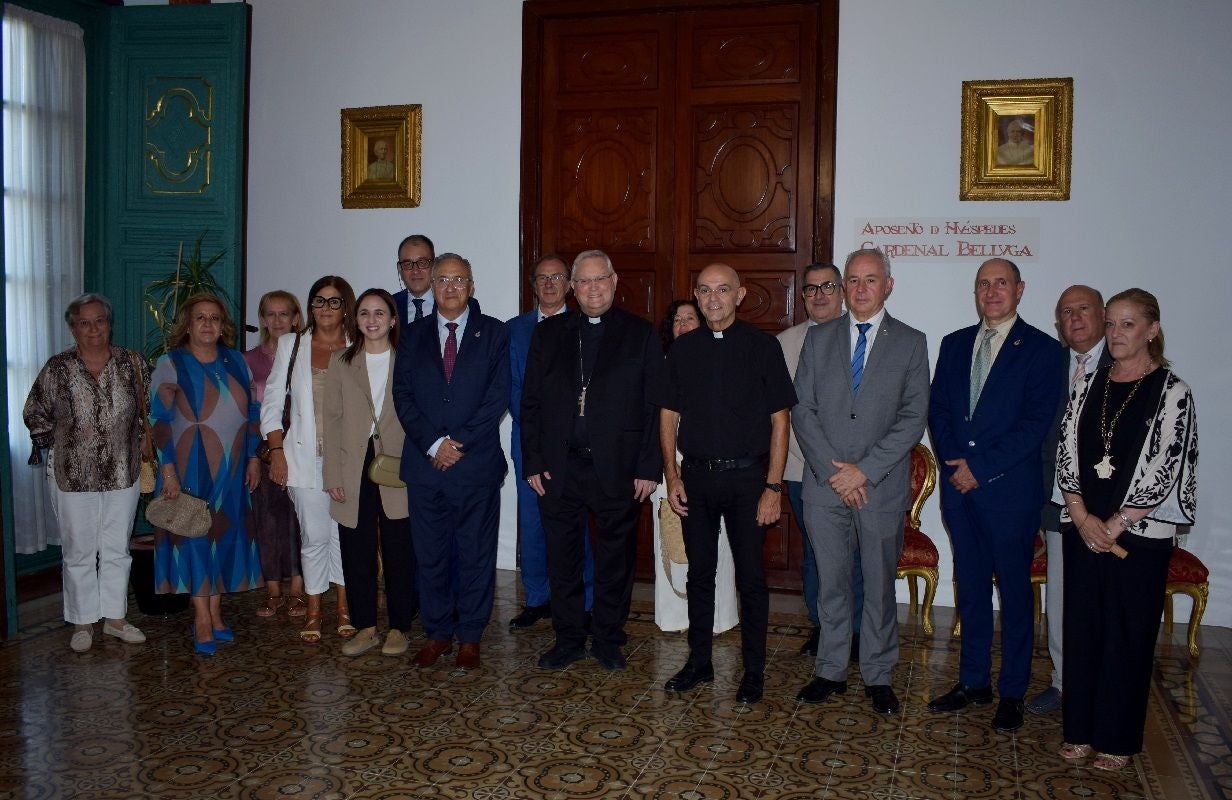 El obispo Lorca Planes, en el centro, junto al rector de la basílica, el hermano mayor y el resto de la junta.