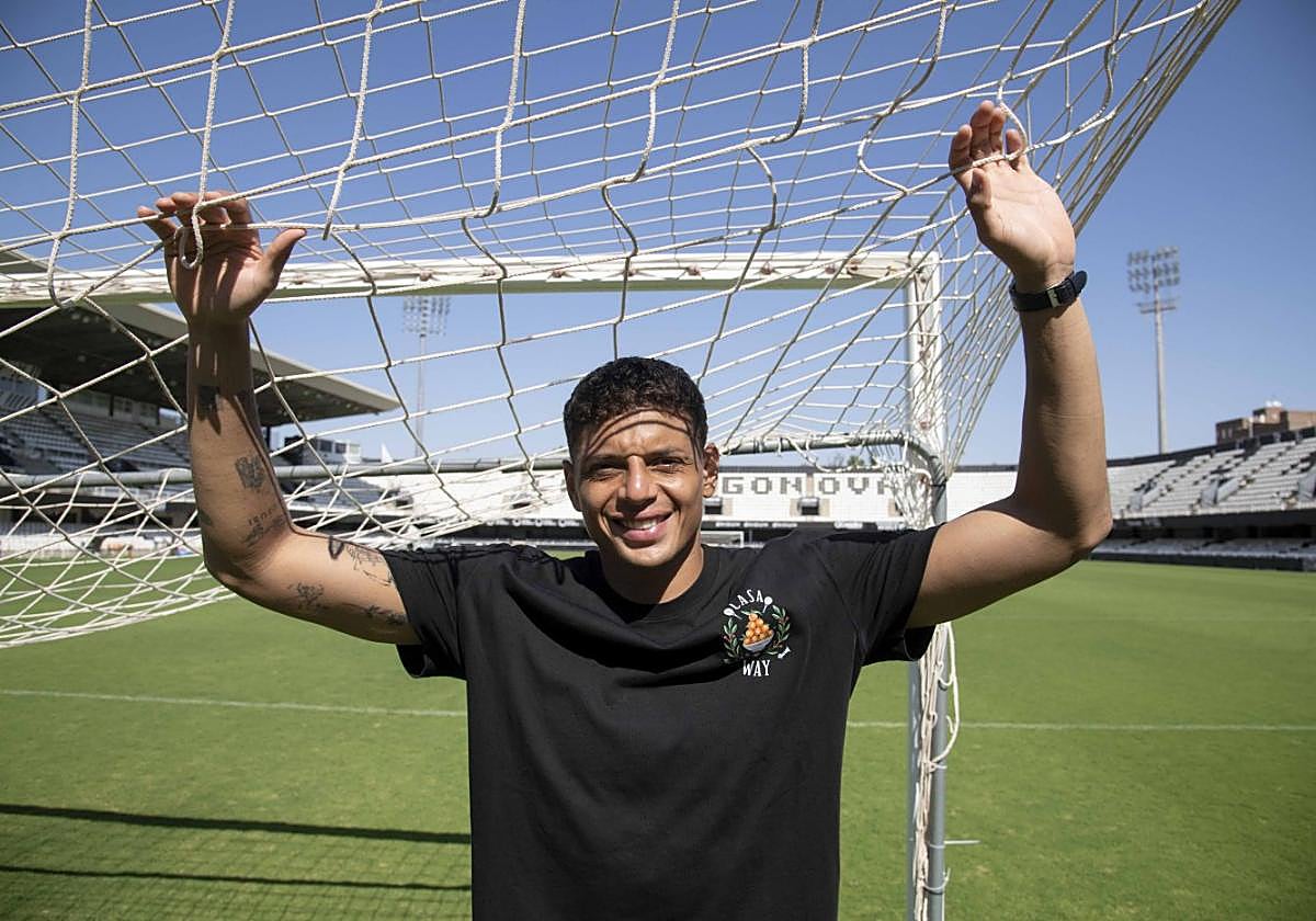 Lucho García, portero del Cartagena, agarrado a las redes de una de las porterías del Cartagonova.