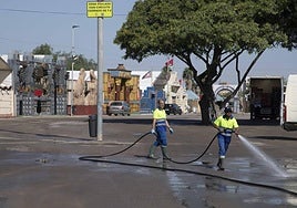 Operarios de Lhicarsa concluían la limpieza del recinto festero en una imagen de este jueves.
