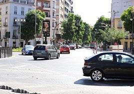 Imagen del tráfico rodado en la plaza González Conde, corazón del barrio carmelitano, ayer por la tarde.