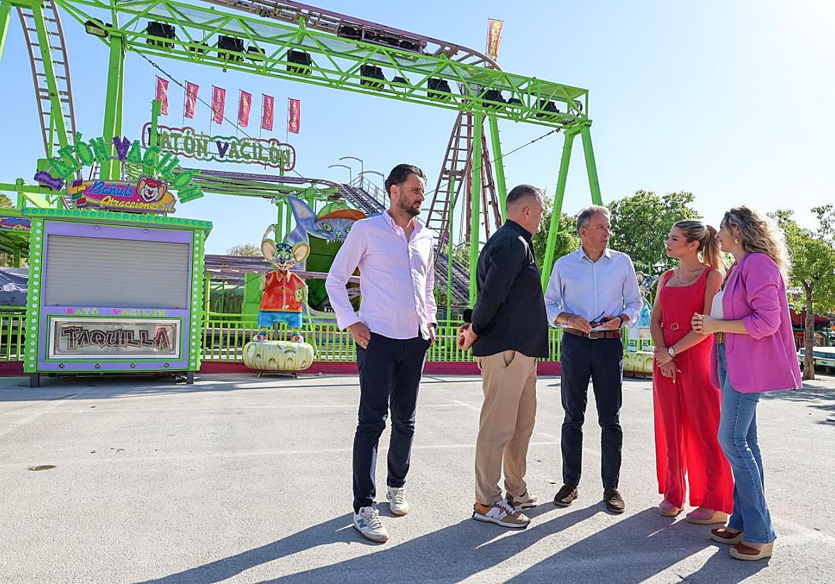 El alcalde de Lorca visita el recinto ferial para supervisar el montaje de las atracciones, ayer.