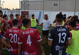 Checa da instrucciones a sus jugadores en el duelo ante el Molinense.