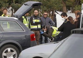 Un policía fotografía el interior del maletero donde apareció el cuerpo de 'El Bolas'.
